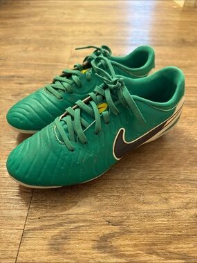 Nike Women’s Green Athletic Cleats with Navy Swoosh